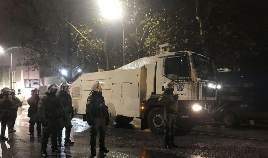 Αύρα: Το υδροφόρο όχημα της ΕΛΑΣ στην παρθενική του εμφάνιση στη Θεσσαλονίκη (βίντεο)